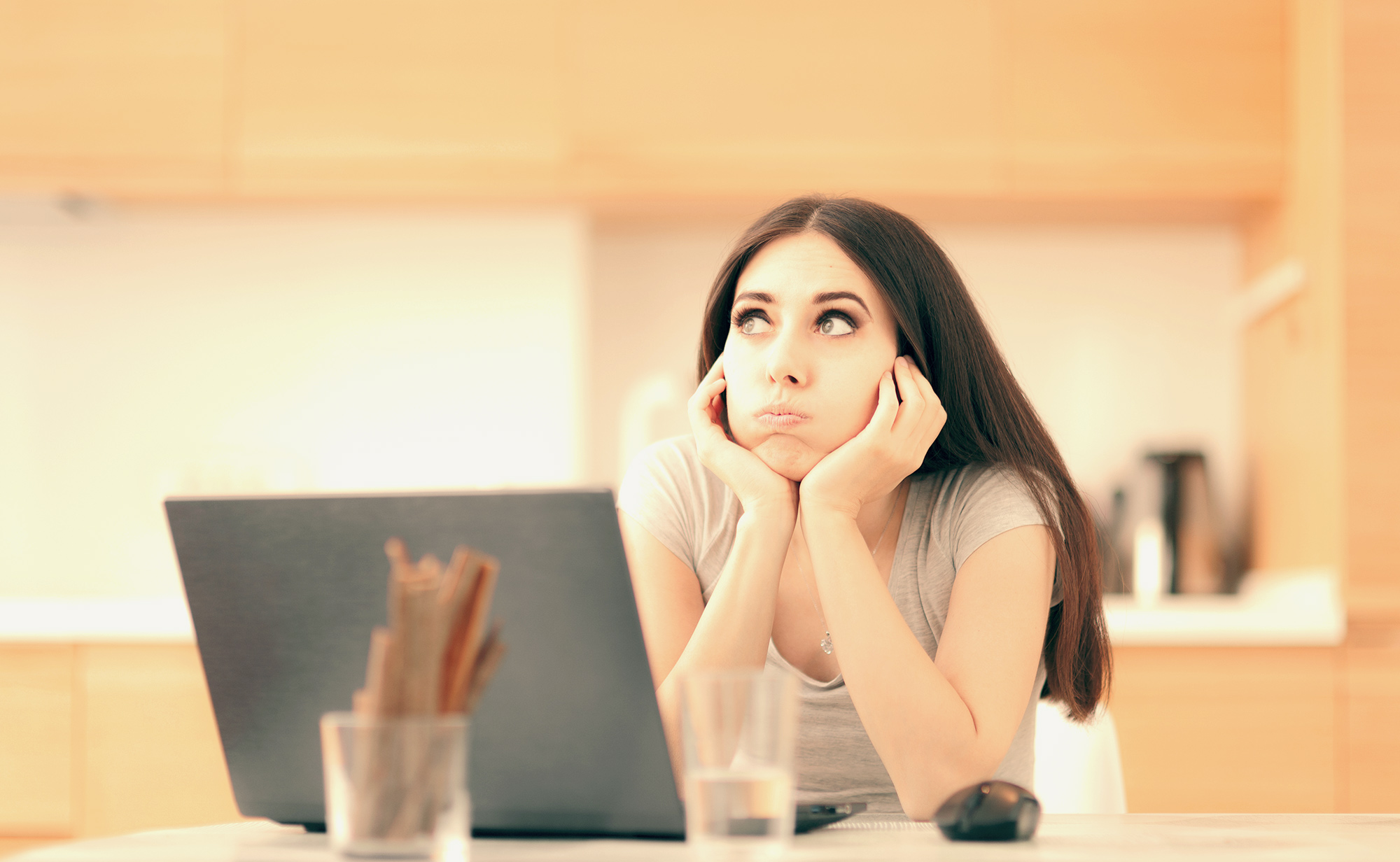 woman at laptop procrastinating doing work